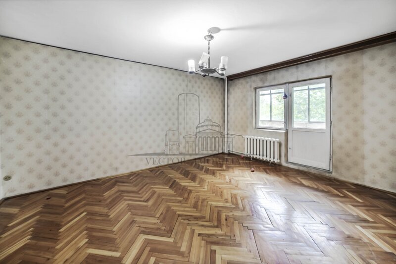 Maior Bacila Vasile 25, etajul 1/8, 83 mp, bloc 1992, decomandat.