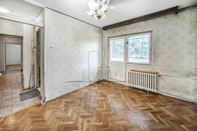 Maior Bacila Vasile 25, etajul 1/8, 83 mp, bloc 1992, decomandat.