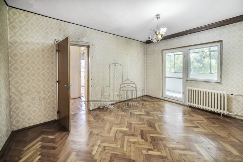 Maior Bacila Vasile 25, etajul 1/8, 83 mp, bloc 1992, decomandat.