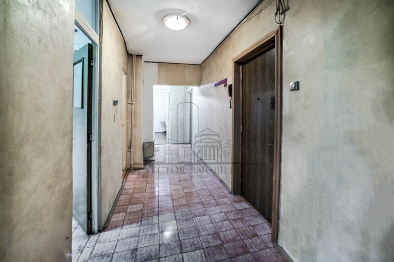 Maior Bacila Vasile 25, etajul 1/8, 83 mp, bloc 1992, decomandat.