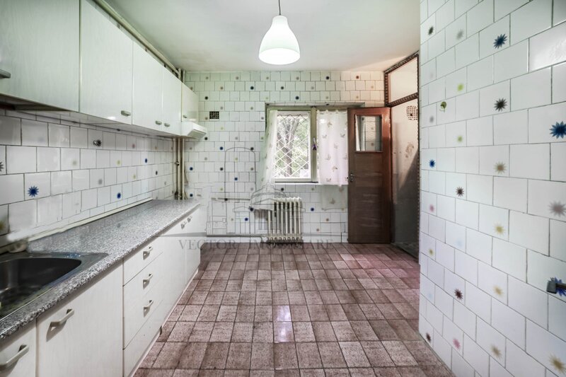 Maior Bacila Vasile 25, etajul 1/8, 83 mp, bloc 1992, decomandat.