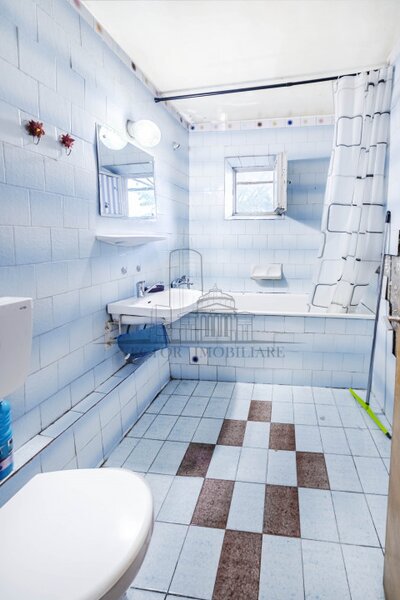 Maior Bacila Vasile 25, etajul 1/8, 83 mp, bloc 1992, decomandat.