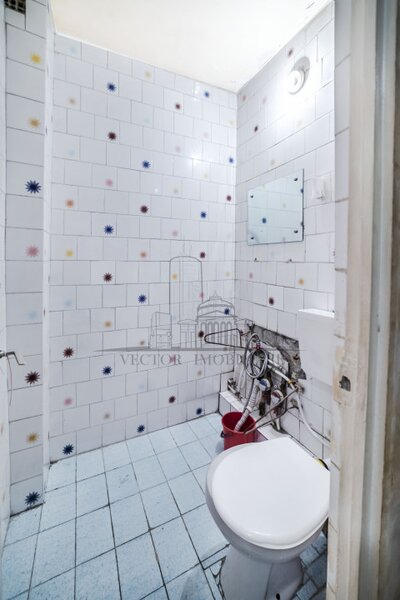 Maior Bacila Vasile 25, etajul 1/8, 83 mp, bloc 1992, decomandat.