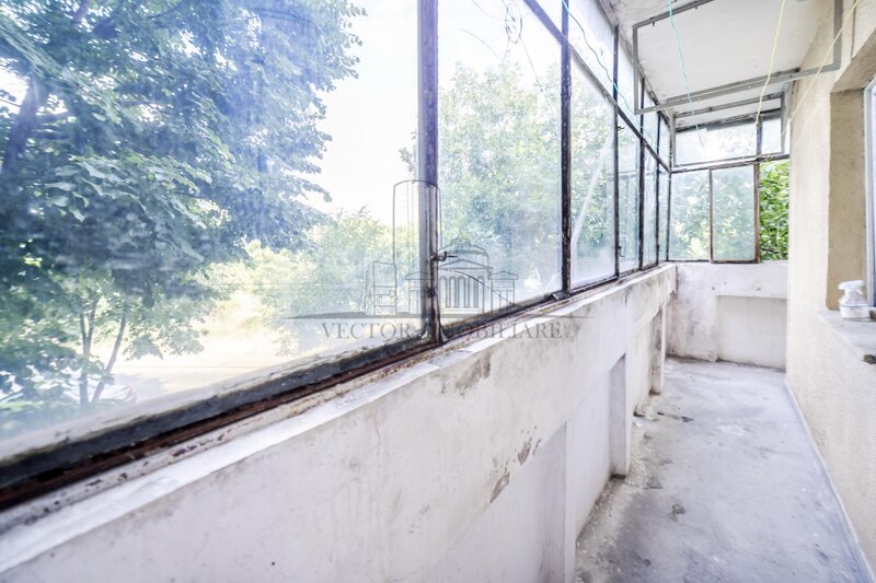 Maior Bacila Vasile 25, etajul 1/8, 83 mp, bloc 1992, decomandat.