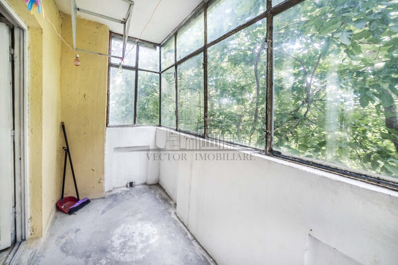 Maior Bacila Vasile 25, etajul 1/8, 83 mp, bloc 1992, decomandat.